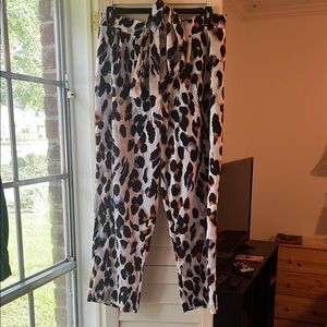 4/$25 SALE Women’s Leopard Print Straight Leg Pant Size Large with Belt